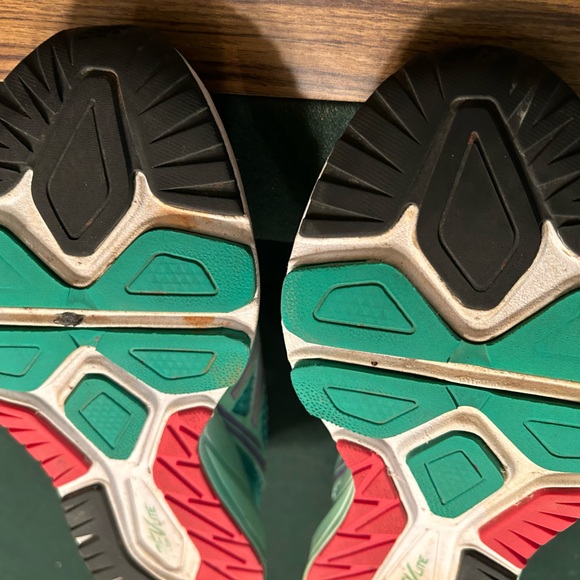 RunDisney Little Mermaid 2016 New Balance Vazee - Picture 6 of 7